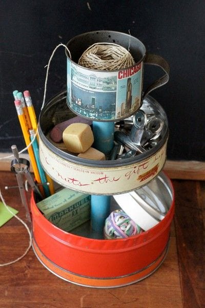 Upcycled: Vintage Tea, Spice, & Biscuit Tins... más de cerca