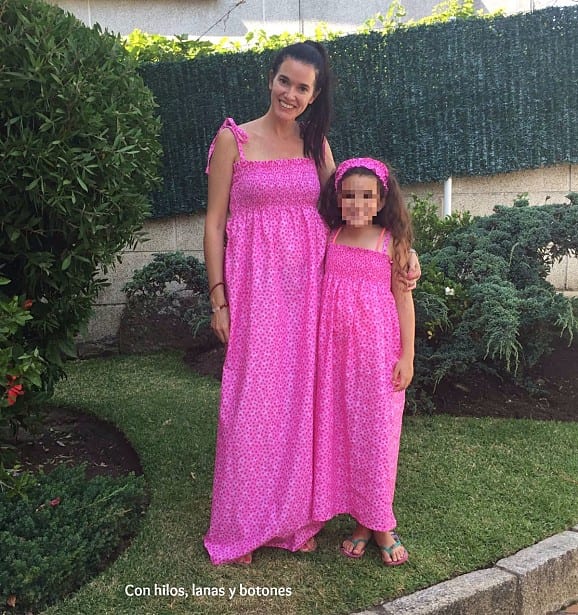 Con hilos, lanas y botones: Vestidos fruncidos para mamá e hija