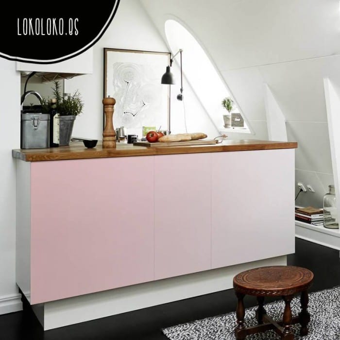 Mueble de cocina moderna con vinilo impreso de color rosa degradado pegado en sus puertas