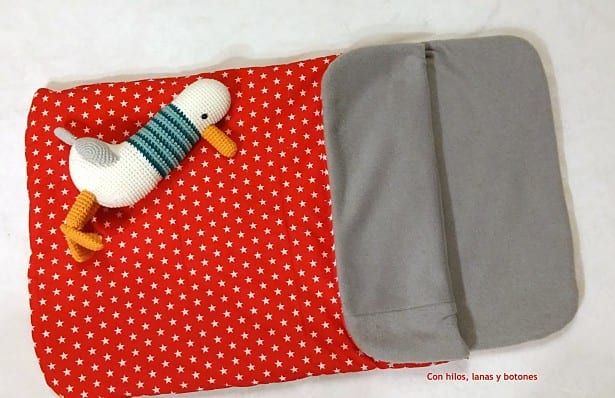 Con hilos, lanas y botones: Arrullo de estrellas con cremallera para bebé (patrón gratis de colours for baby)