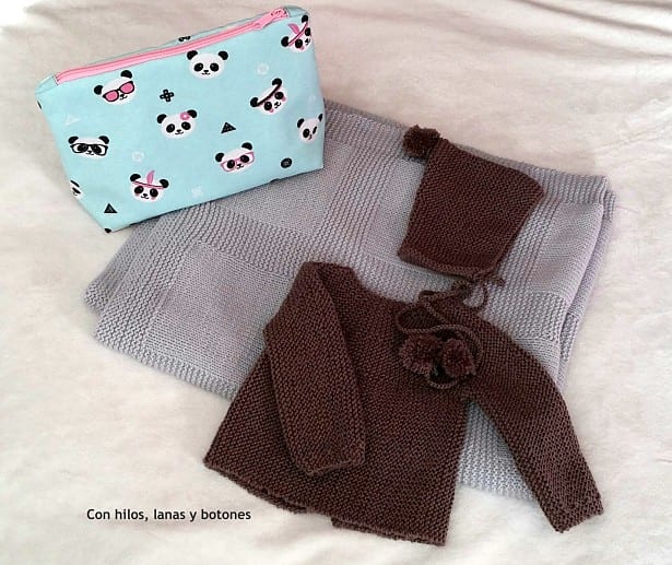Con hilos, lanas y botones: Conjunto de chaquetita y capota para bebé tejido a mano
