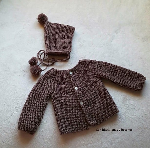 Con hilos, lanas y botones: Conjunto de chaquetita y capota para bebé tejido a mano