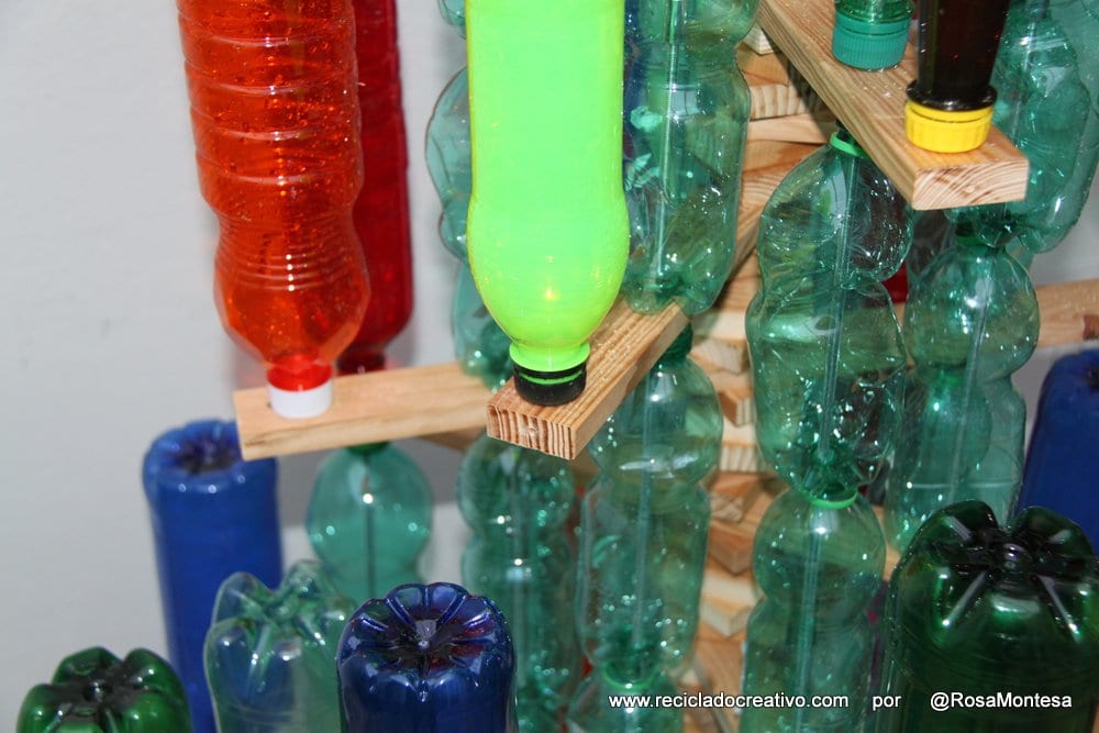 Árbol de Navidad reciclando botellas de plástico