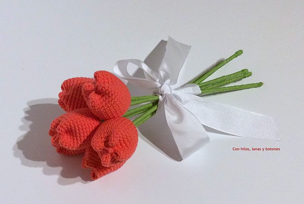 Con hilos, lanas y botones: tulipanes de crochet