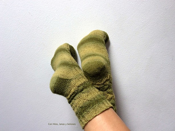 Con hilos, lanas y botones: calcetines tejidos (toe-up socks)