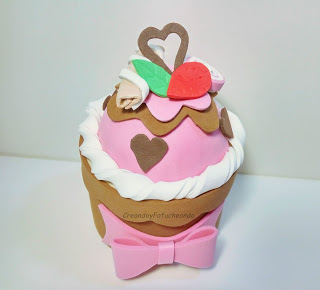 cupcake-con-corazones-en-goma-eva-creandoyfofucheando