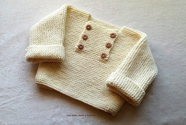 Con hilos, lanas y botones: Jersey y capota para bebé en punto bobo color hueso
