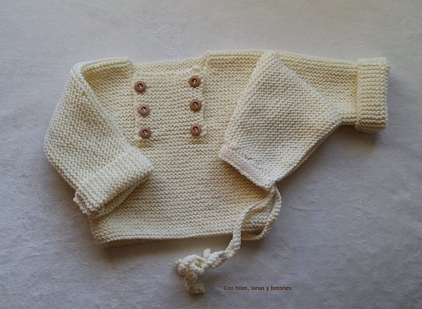 Con hilos, lanas y botones: Jersey y capota para bebé en punto bobo color hueso