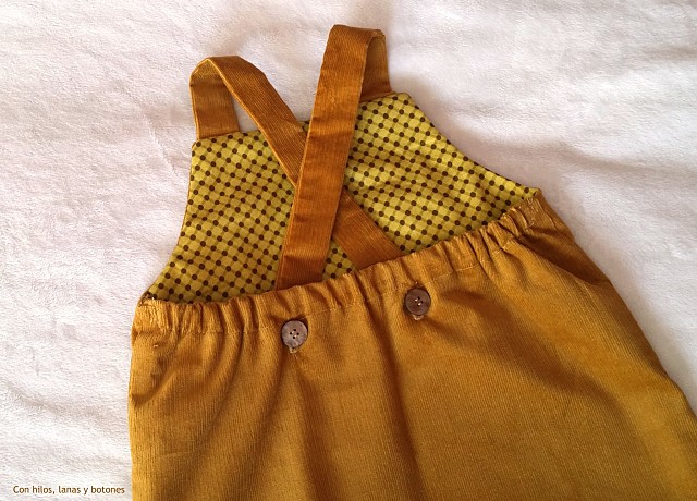Con hilos, lanas y botones: Peto y pantaloncitos de pana para bebé