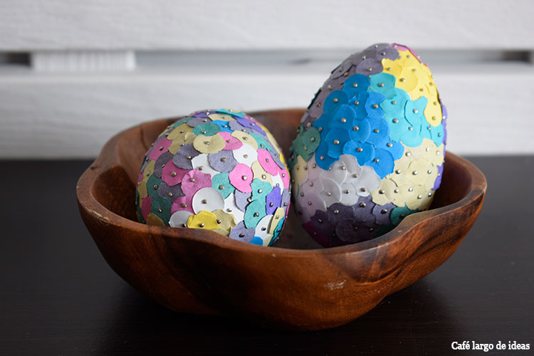 Huevos de Pascua de poliespán decorados con confetti