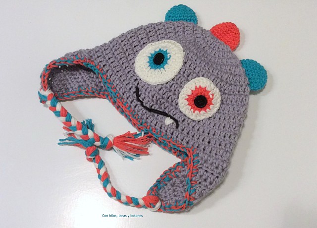 Con hilos, lanas y botones: DIY Gorro crochet monstruo paso a paso (patrón gratis)