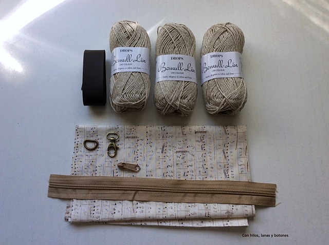 Con hilos, lanas y botones: clutch rústico de ganchillo tejido con Drops Bomull-Lin (patrón gratis)
