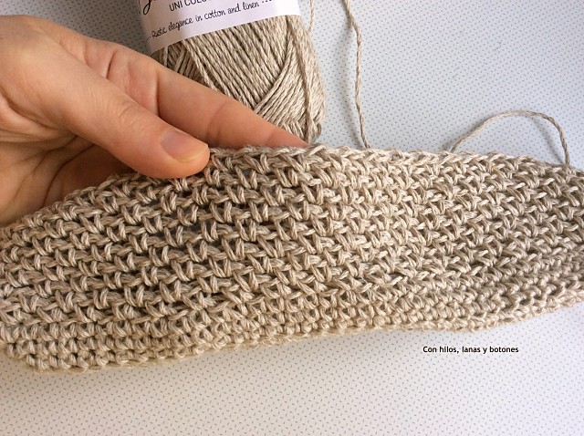Con hilos, lanas y botones: clutch rústico de ganchillo tejido con Drops Bomull-Lin (patrón gratis)