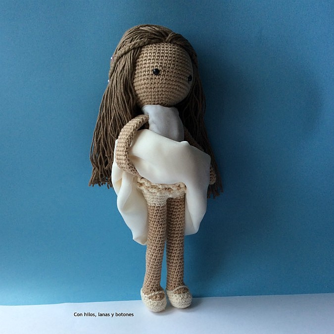Con hilos, lanas y botones: Muñeca amigurumi Primera Comunión