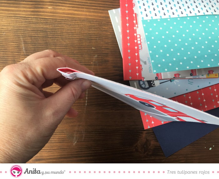 cómo dar forma al papel estampado para encuadernar con palos