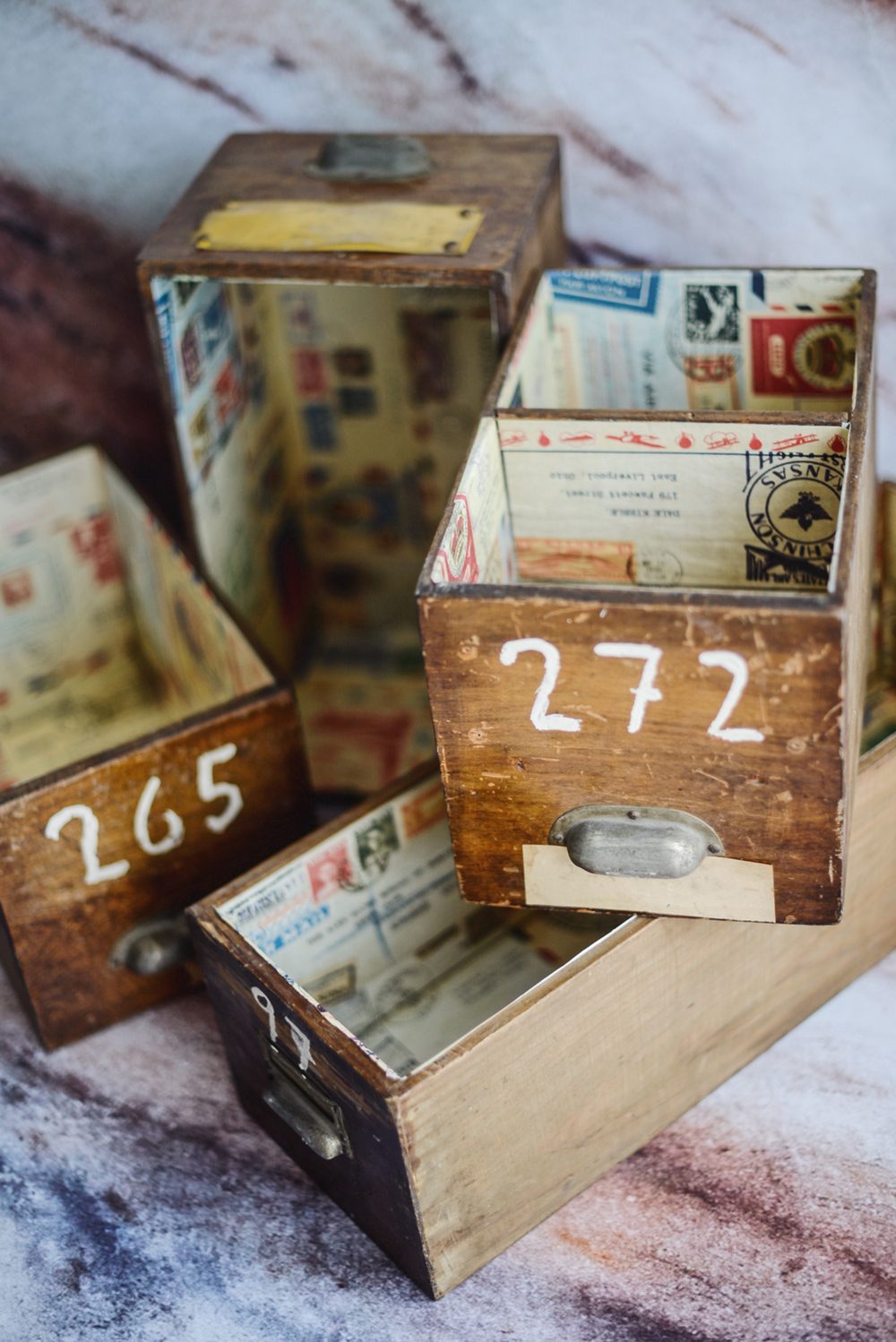 estanteria con cajas vintage