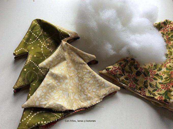 Con hilos, lanas y botones: DIY Árbol de navidad de tela