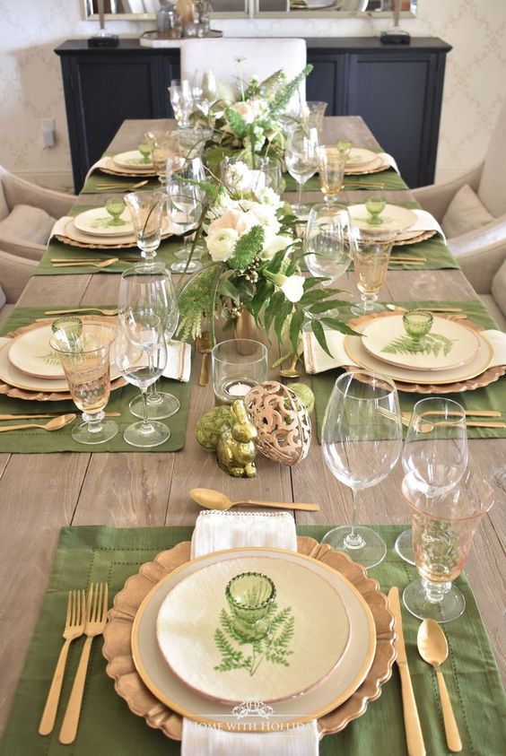 Vestir la mesa en tonos verdes y dorados