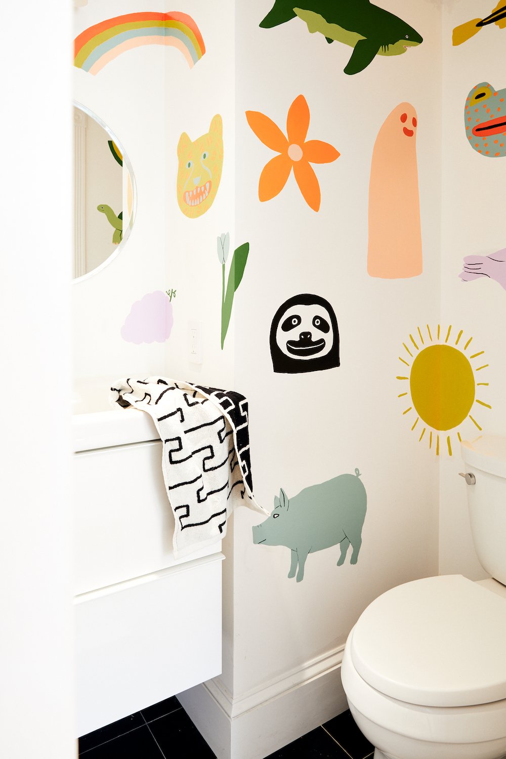 Baño con estilo decorativo libre y divertido