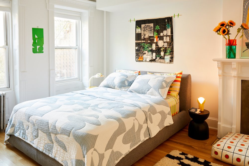 Dormitorio con estilo decorativo libre y divertido