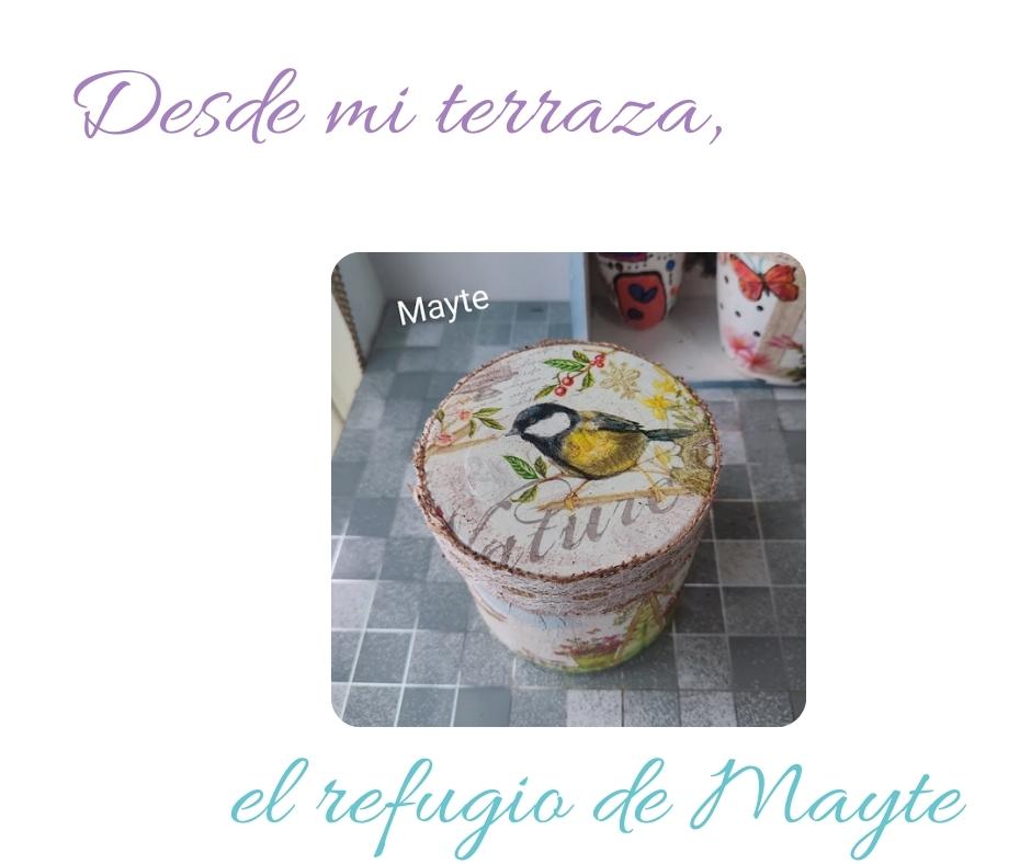 Cartel con el nombre del blog Desde mi terraza (en color morado) y con el texto el refugio de Mayte en color turquesa. En medio, a modo de separación, la imagen con la caja decorada con decoupage por Mayte.
